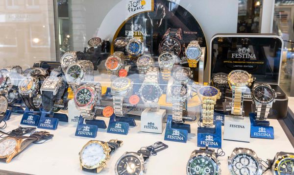 Uhren in der Auslage des Uhrmachergeschäftes Lalla in Hamburg St Georg