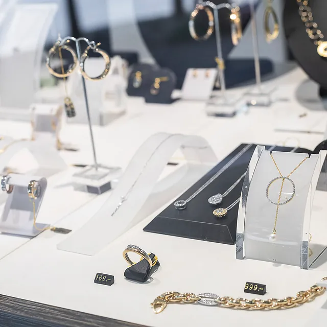 Schmuck in der Auslage bei Meister Lalla in Hamburg St. Georg