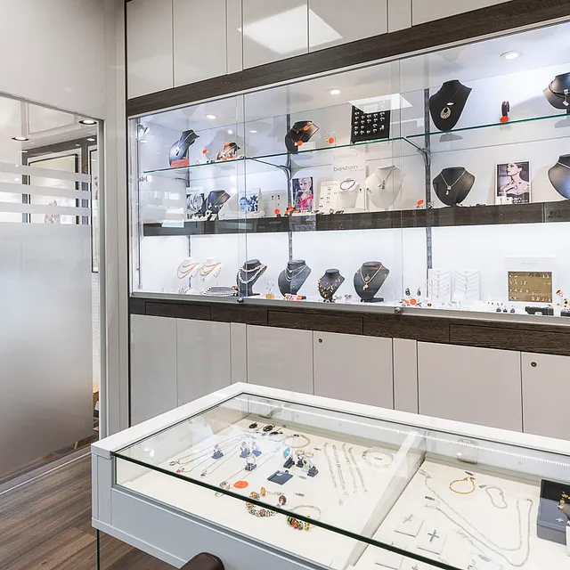Schmuck in der Auslage bei Meister Lalla in Hamburg St. Georg