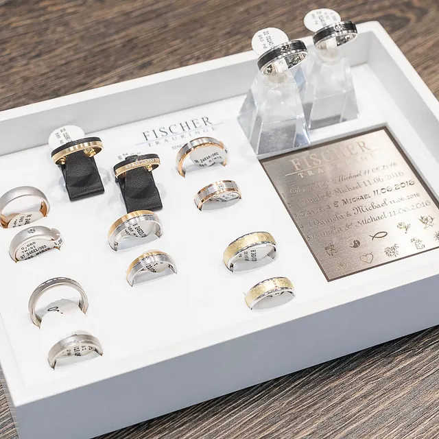 Schmuck in der Auslage bei Meister Lalla in Hamburg St. Georg